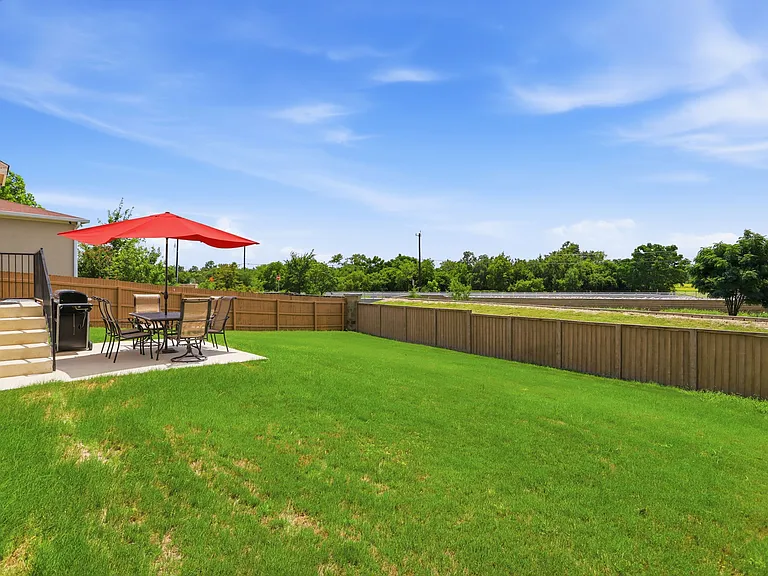 7910 Emmeline Dr — Photo 25