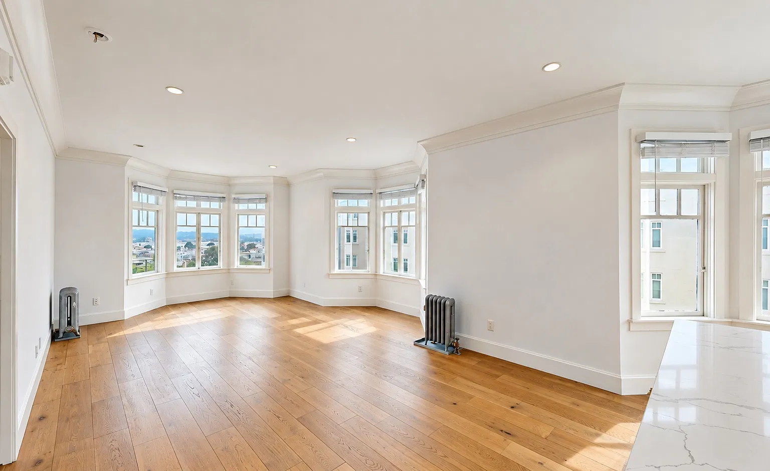 Spacious 2BR/2BA Near Russian Hill & Marina with In-Unit Laundry — Photo 2