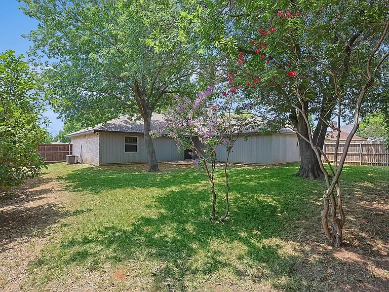 218 Raintree Dr — Photo 2