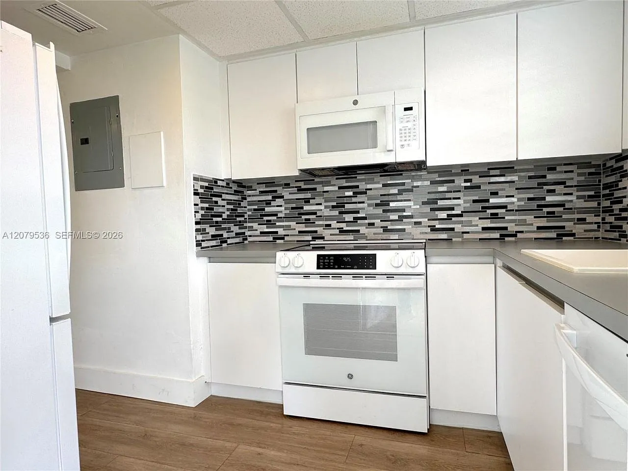 2 bed, 1.0 bath, 730 sqft, $2,395 — Photo 3