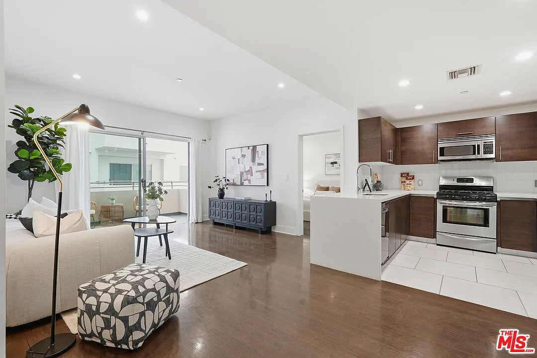 2 bed, 2.0 bath, 867 sqft, $3,950 — Photo 1
