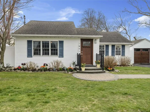 22 Hawthorne Street, Deer Park, NY 11729