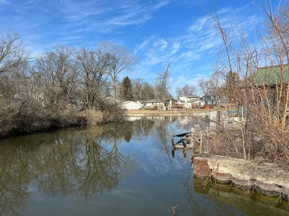 26151 W Oak Cir, Ingleside, IL 60041