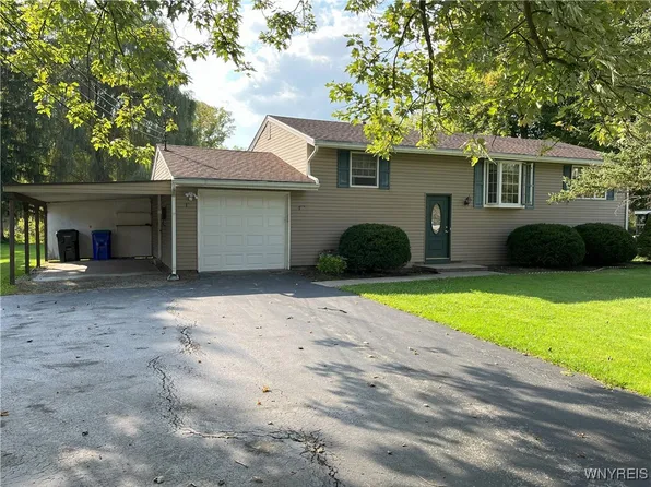 982 Bonnie Lake Dr, Alden, NY 14004