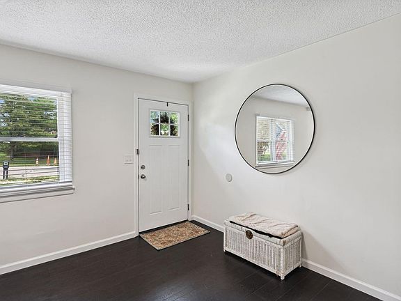 3rd image of 923 Tollgate Dr