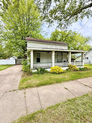 912 Pleasant St Photo 1