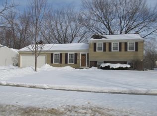 305 N Braintree Dr, Schaumburg, IL 60194