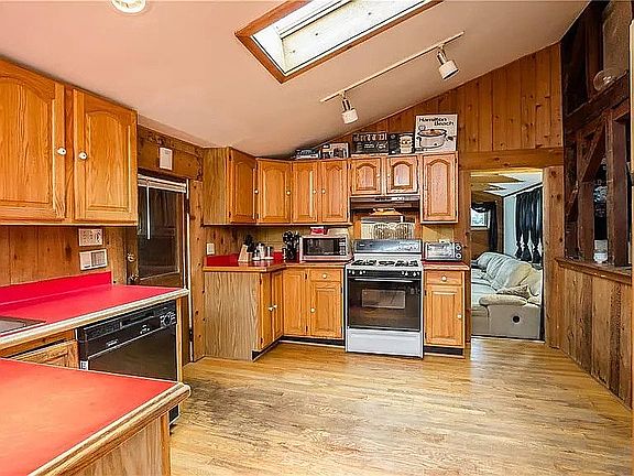 4th image of 586 Plank Rd