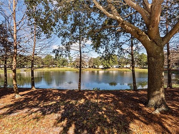 4th image of 904 Heron Point Cir