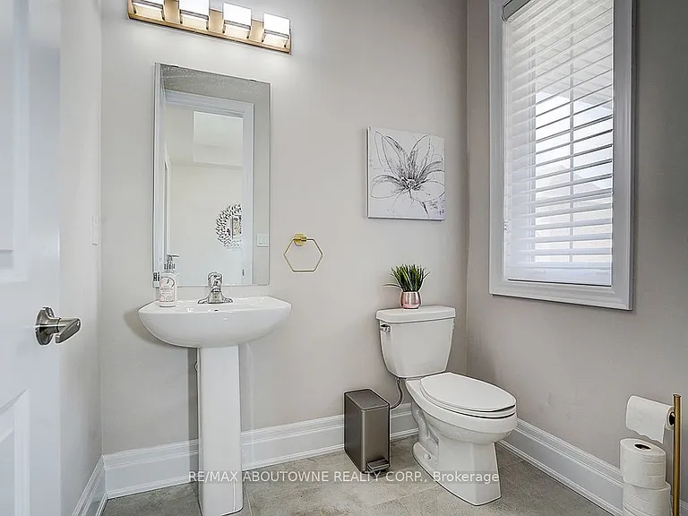 1362 Lynx Gdns — Photo 5