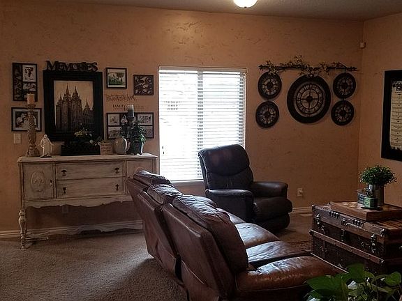 3rd image of 706 W Aspen Hills Blvd