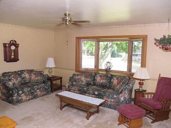 Living room w/bay window!