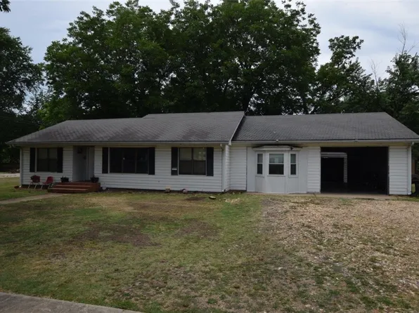 110 S 3rd St, Stilwell, OK 74960