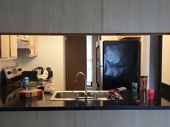 Kitchen: garbage disposal, refrigerator, dishwasher