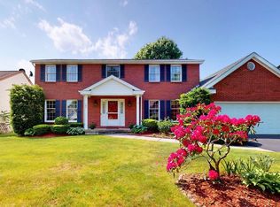 147 Londonderry Ln, Getzville, NY 14068