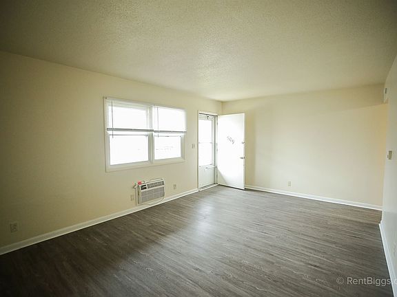 Living Room alternate view - wall mount A/C