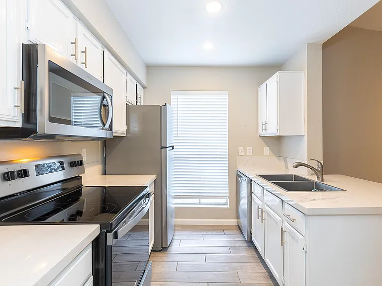 3900 Woodchase Dr #13 — Photo 6
