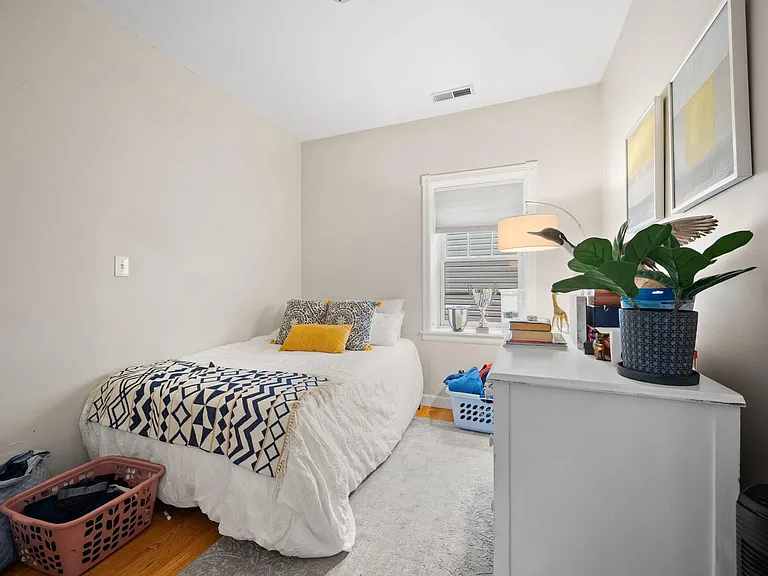 221 W Willow St — Photo 3