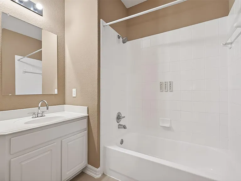 21103 Falcon Creek Ct — Photo 36