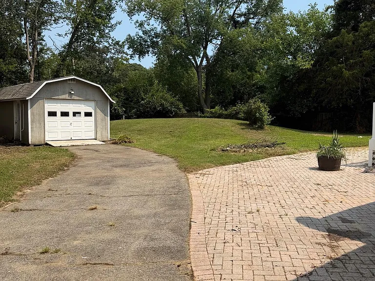 30000 Holmes Rd — Photo 4