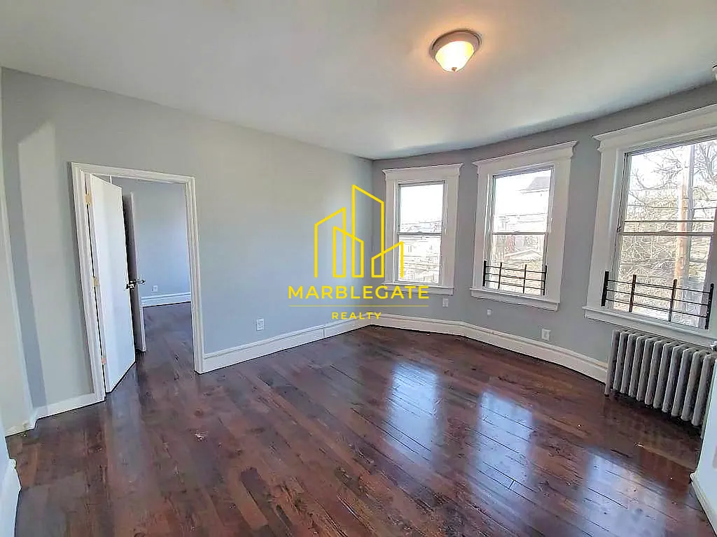 3 bed, 1050 sqft, $2,050 — Photo 2