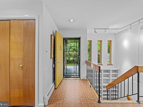 3rd image of 10905 Crossview Dr