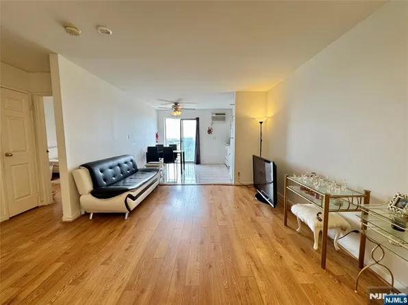 201 12th St, Palisades Park, NJ 07650