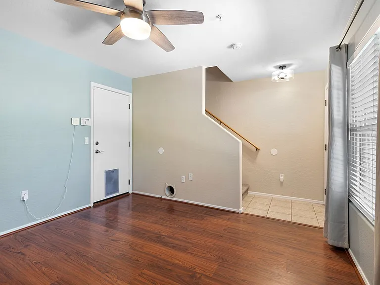 2256 E Huntington Dr — Photo 6