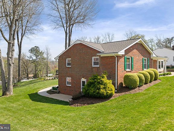 3rd image of 910 Carol Ln
