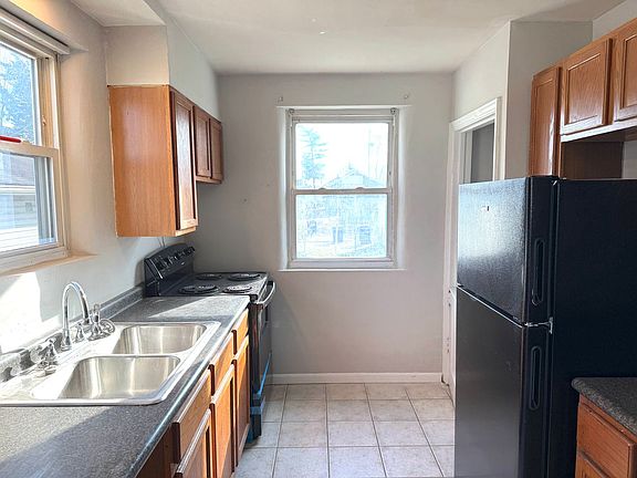 2nd image of 1039 Forest Ave