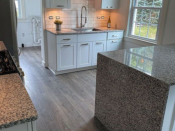 3rd image of 7 Beaconsdale Ln