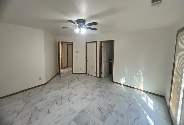 2122 N Clark Ct — Photo 24