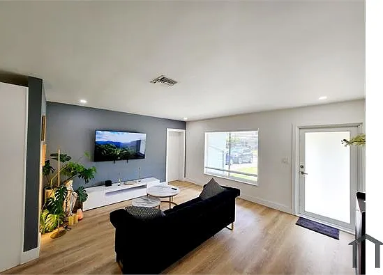4475 NW 18th Ter — Photo 4