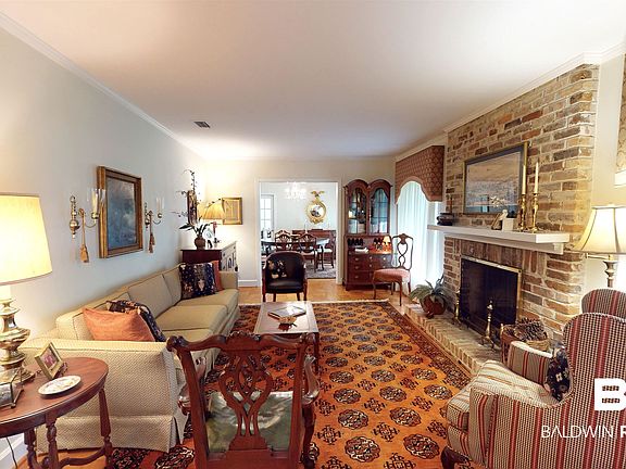 4th image of 3604 Springwood Dr E