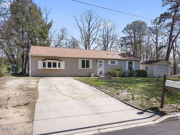 3rd image of 4 Spruce Road