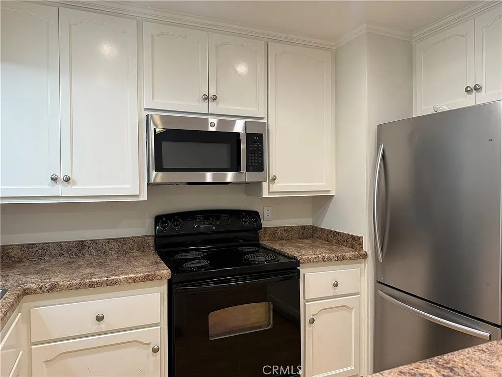 3 bed, 900 sqft, $2,850 — Photo 2