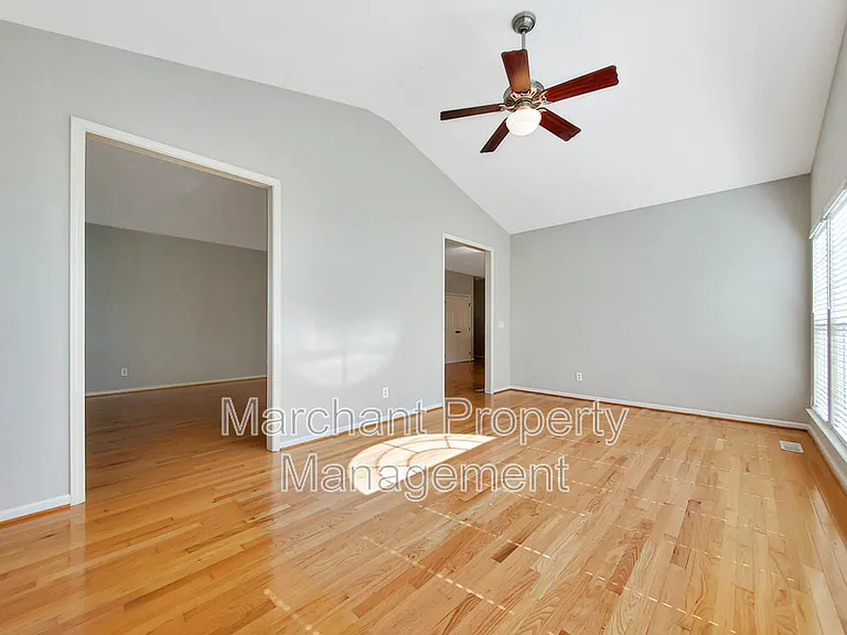 15 Silverthorn Ct — Photo 20