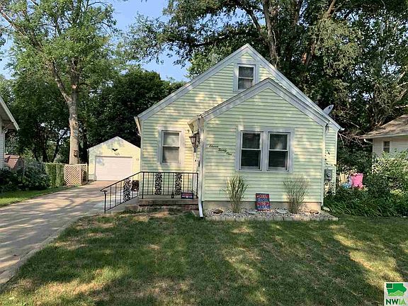 2nd image of 1121 S Helen St