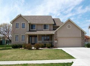 402 Castle Pine Dr, Papillion, NE 68133