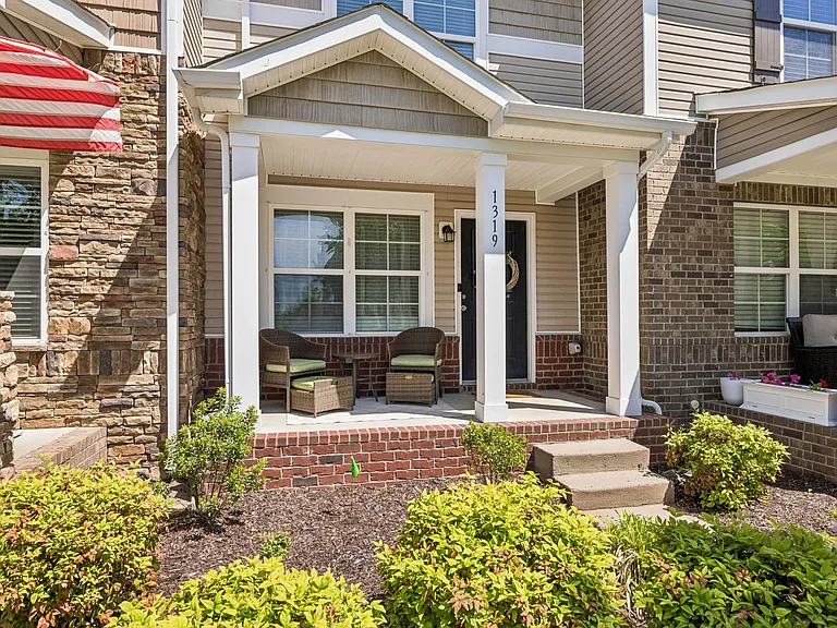 1319 Riverbrook Dr — Photo 2