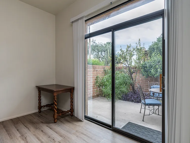 Riverside Suites — Photo 22