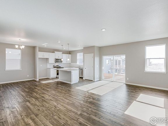 4th image of 796 Crest St
