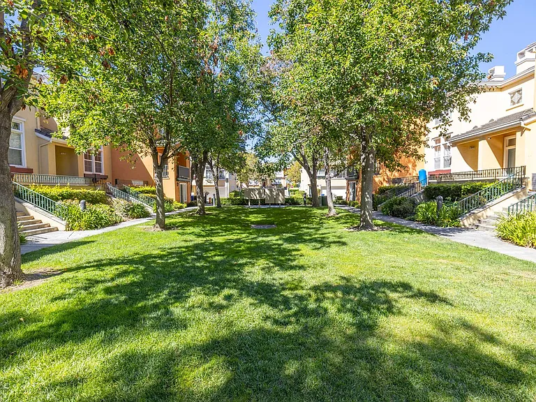 3568 Madison Cmn — Photo 2