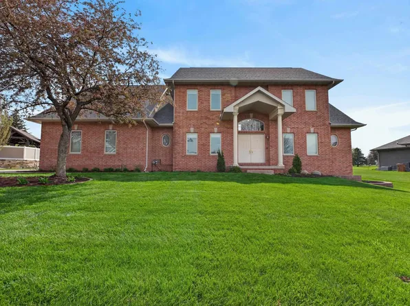 5025 S Fork Ln, Waterloo, IA 50701