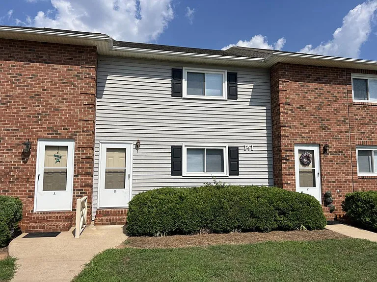 141B Rolling Oaks St — Photo 1