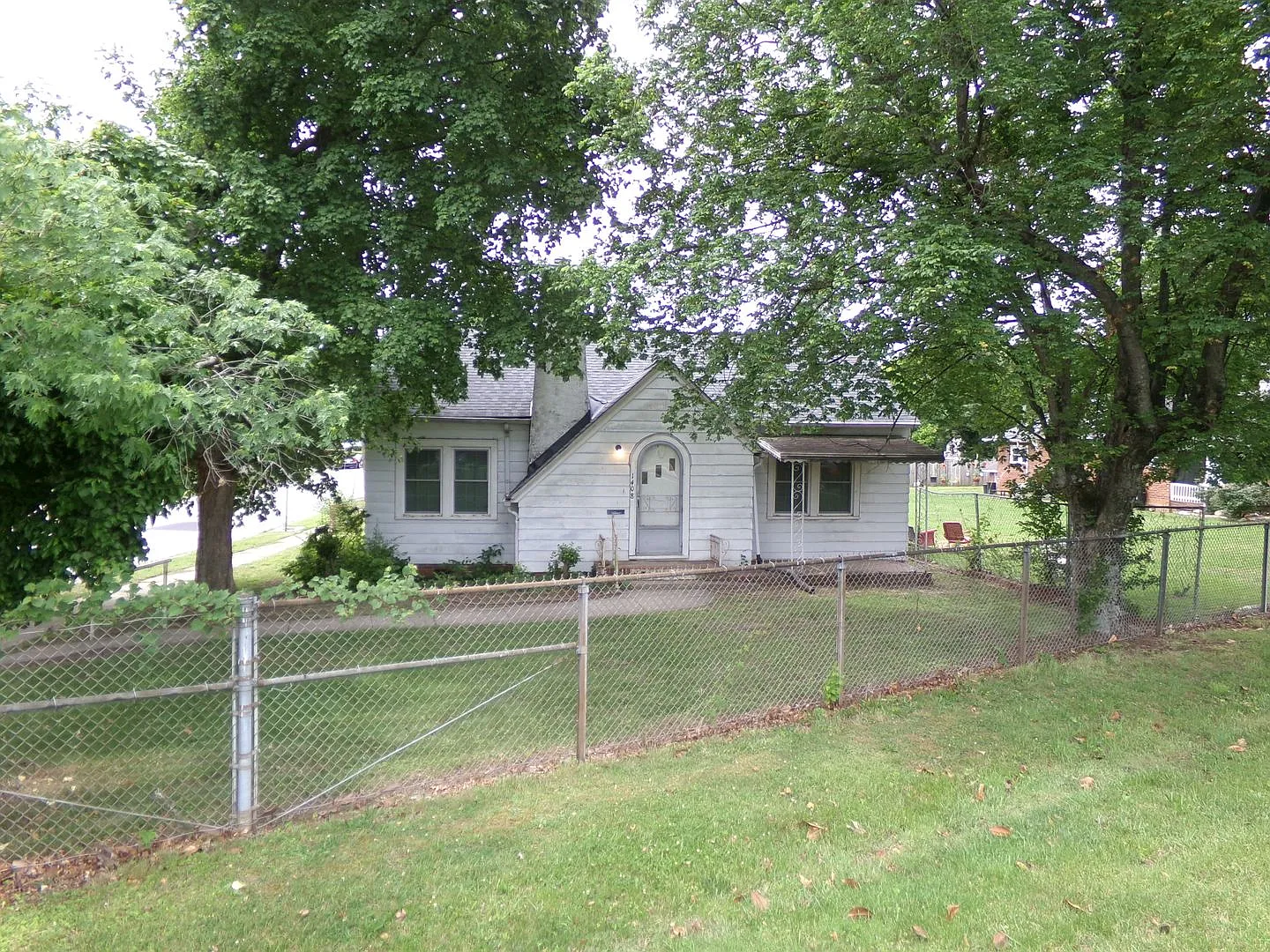 Spacious 3-Bedroom 2-Bathroom Home — Photo 2