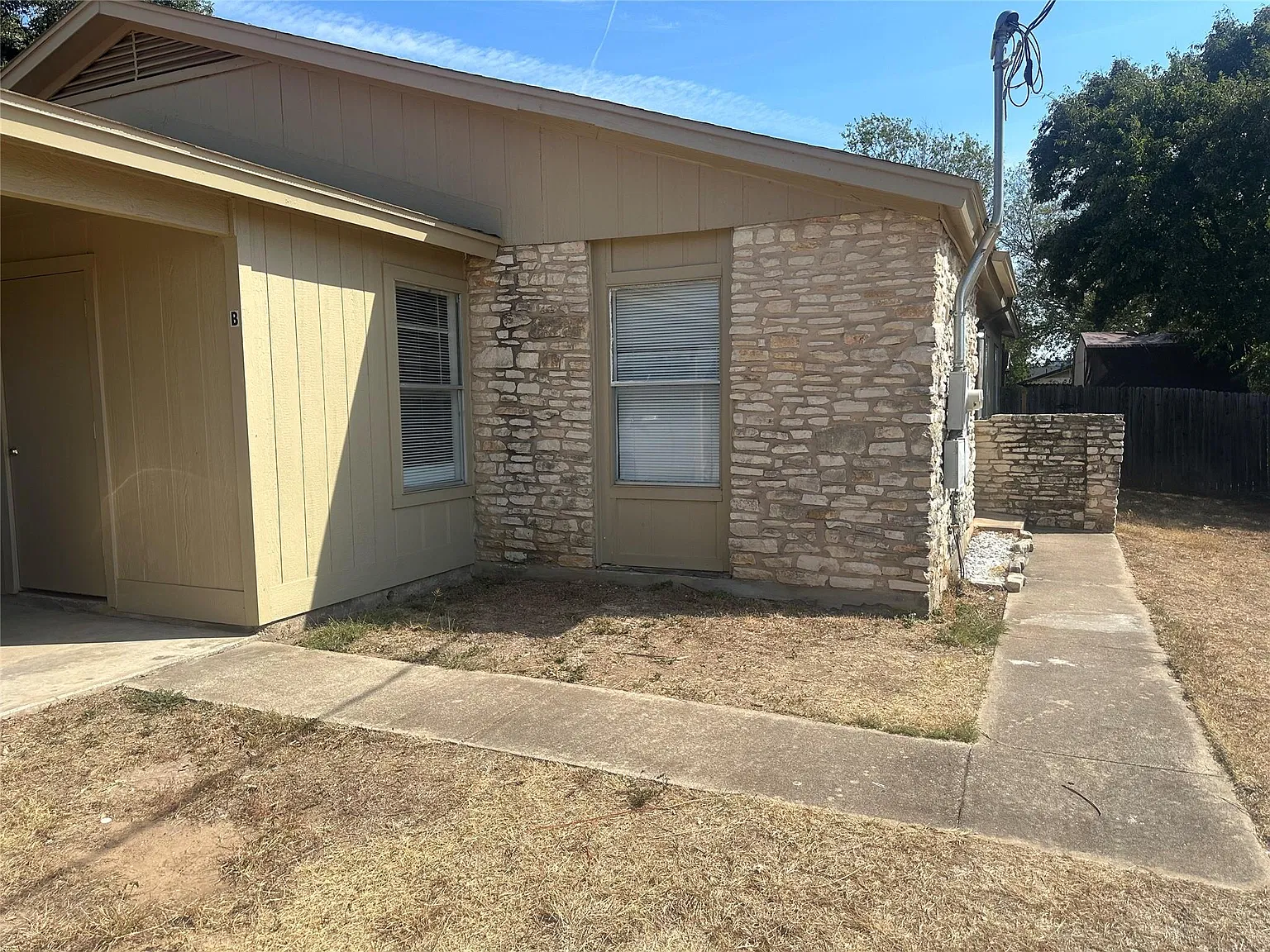 3 bed, 2.0 bath, 968 sqft, $1,395 — Photo 1