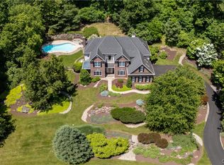 2460 Woodland Hills Ct, Hellertown, PA 18055