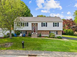 8 Hidden Pond Dr, Waterbury, CT 06704