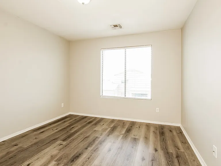 7907 S 50th Ln — Photo 11